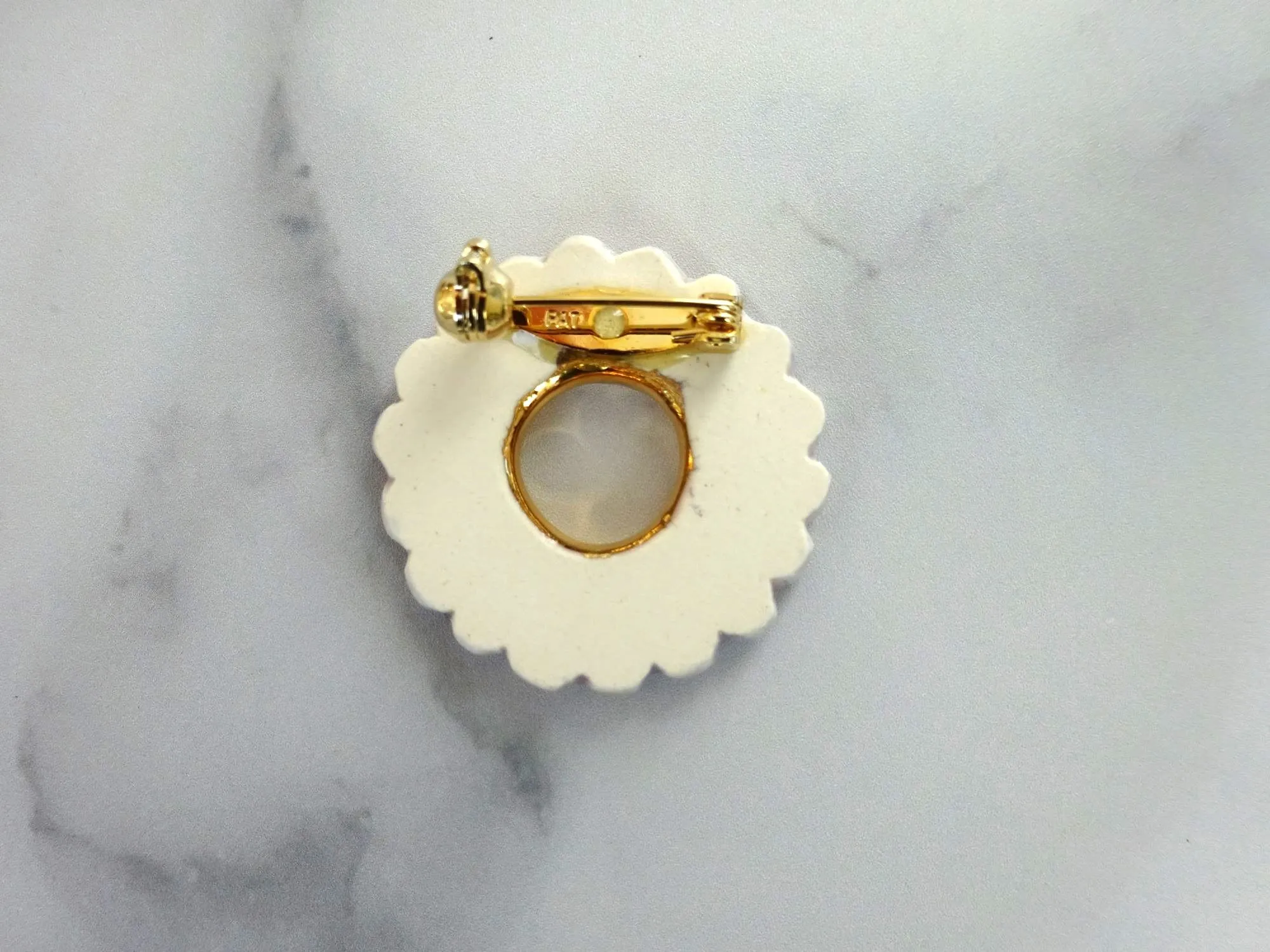 Flower Brooch Dahlia White   Gray