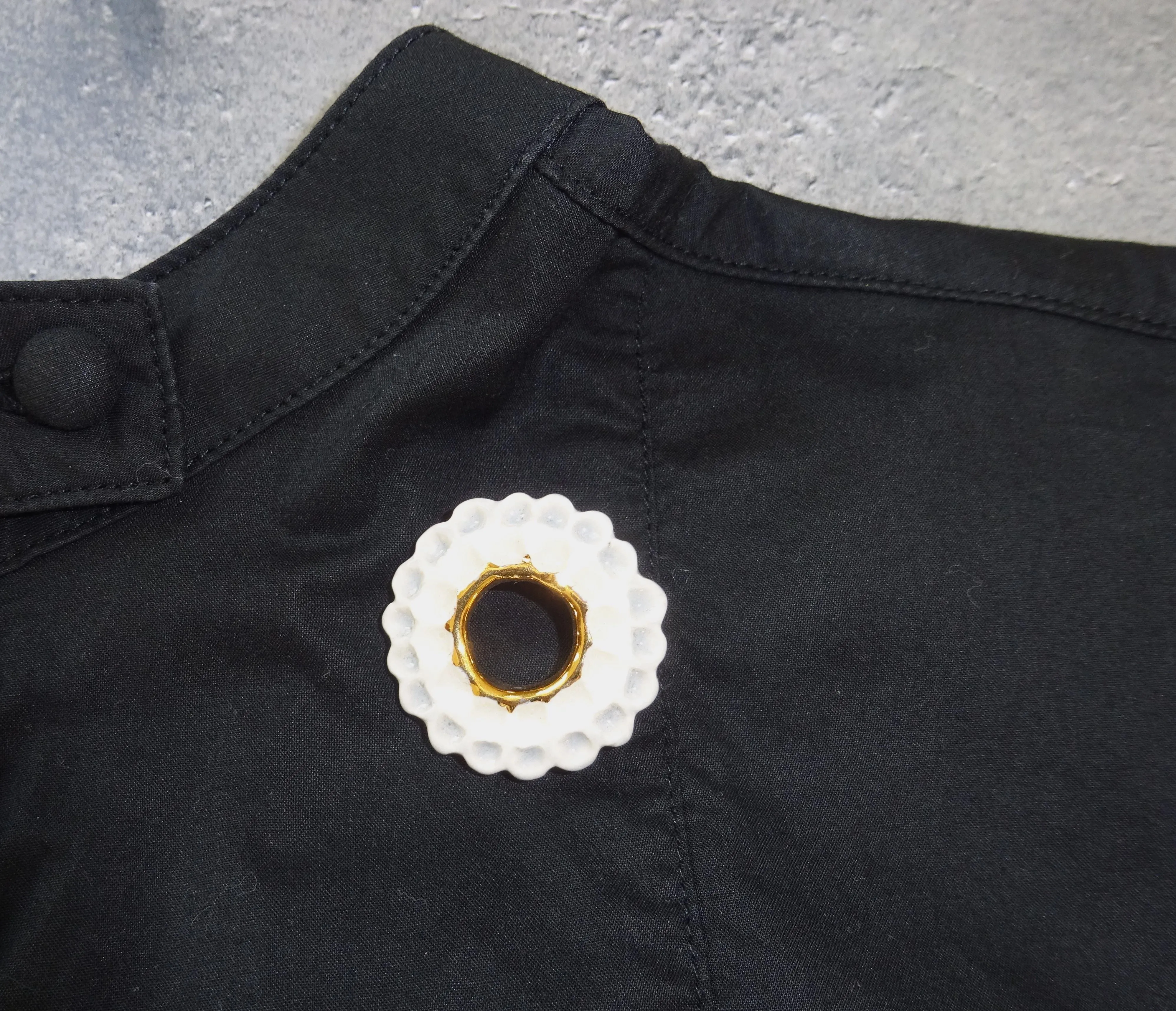 Flower Brooch Dahlia White   Gray